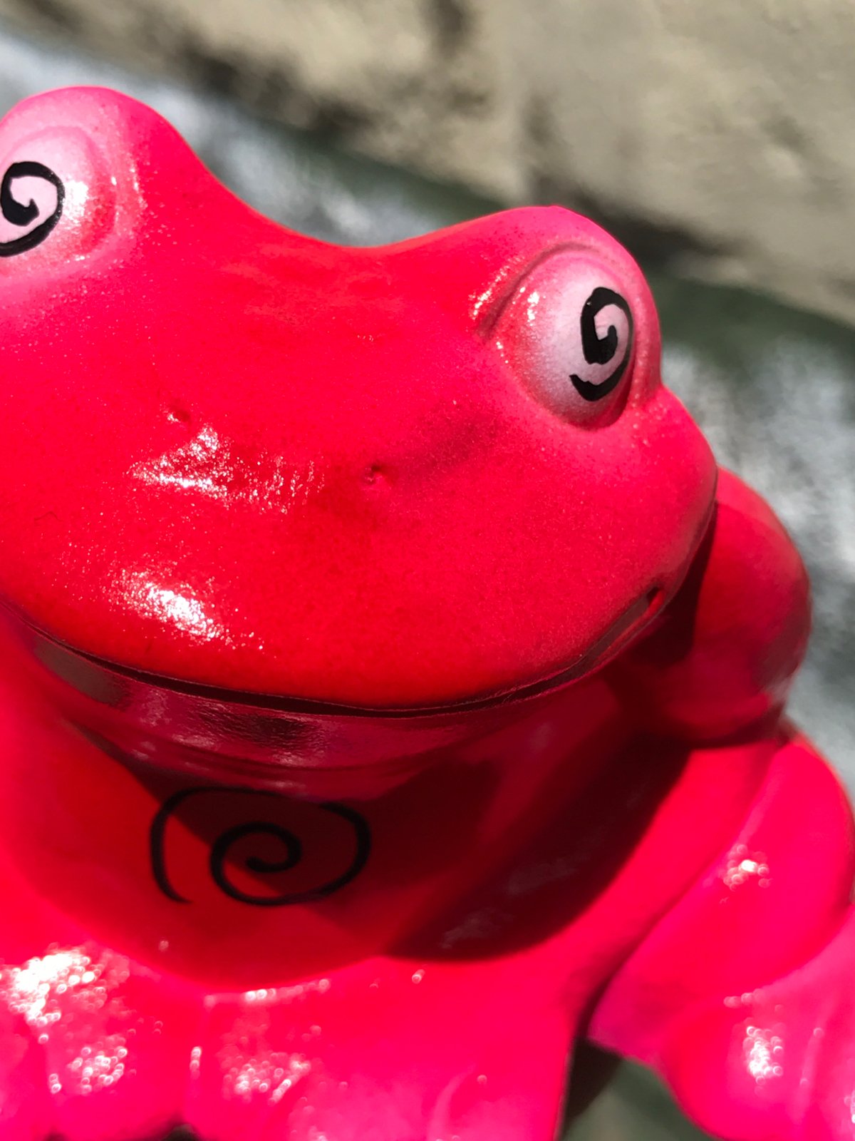 Mystic frog: Neon pink and red