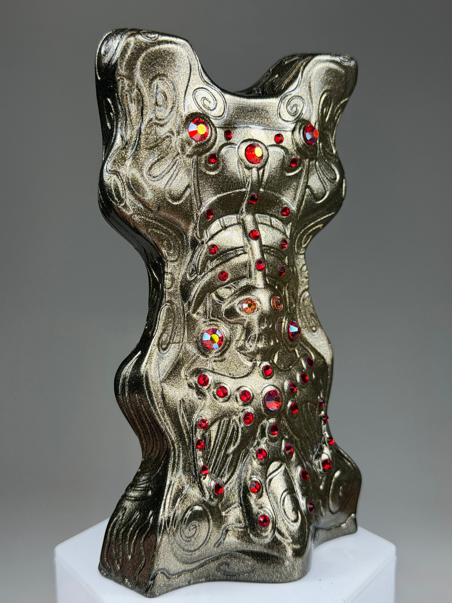 Bveeu Qe’bb: Mirrored Dark Chrome