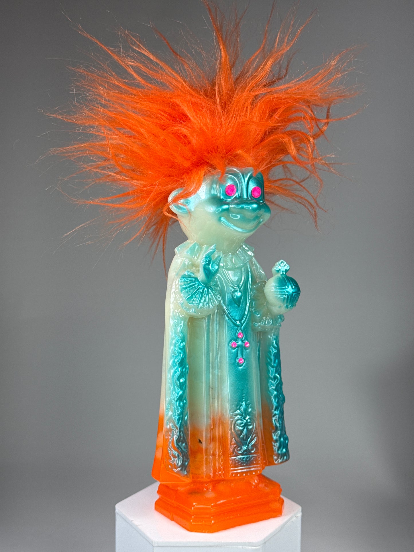 Saint Troll: Glow White/Orange