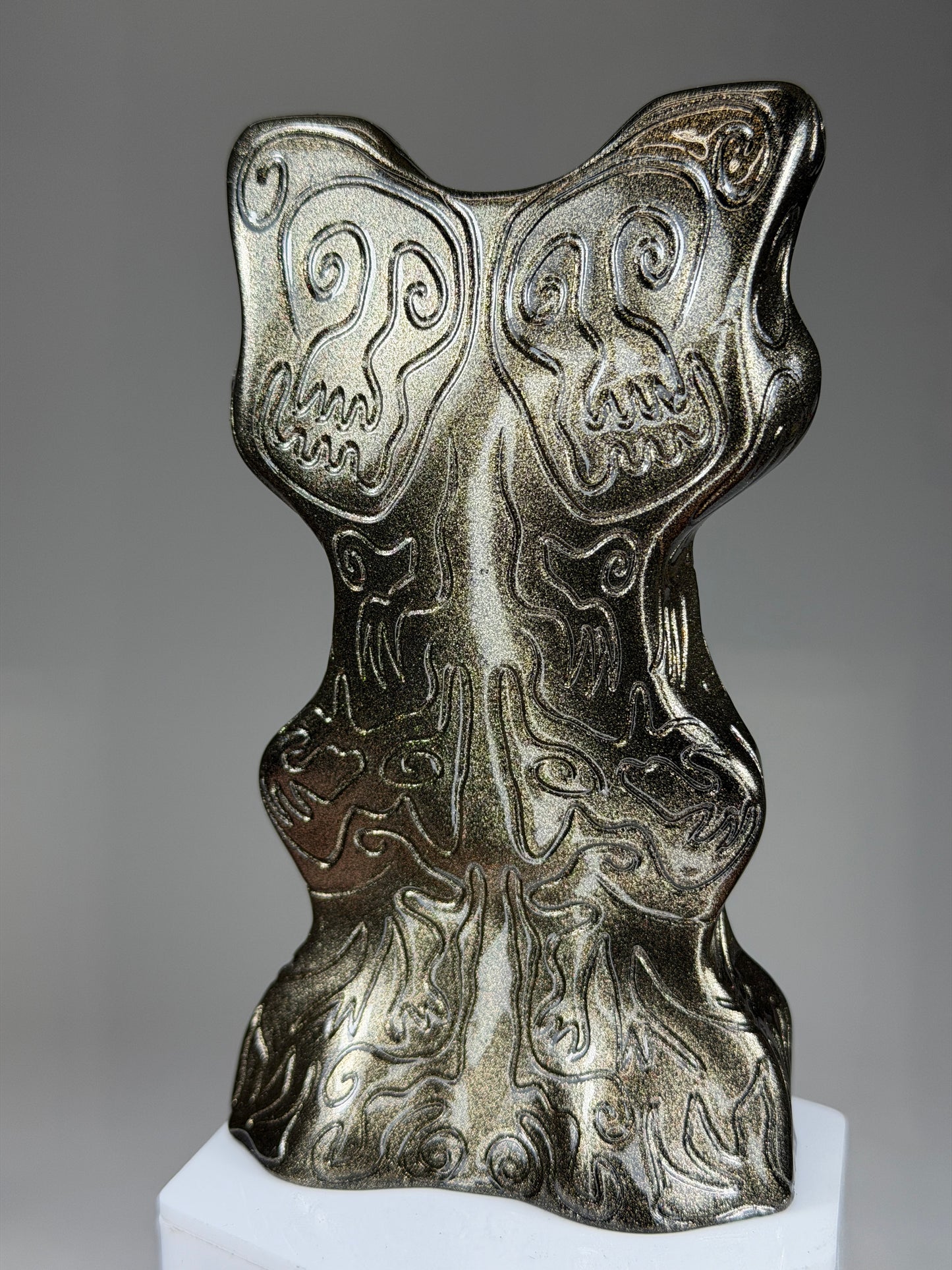 Bveeu Qe’bb: Mirrored Dark Chrome