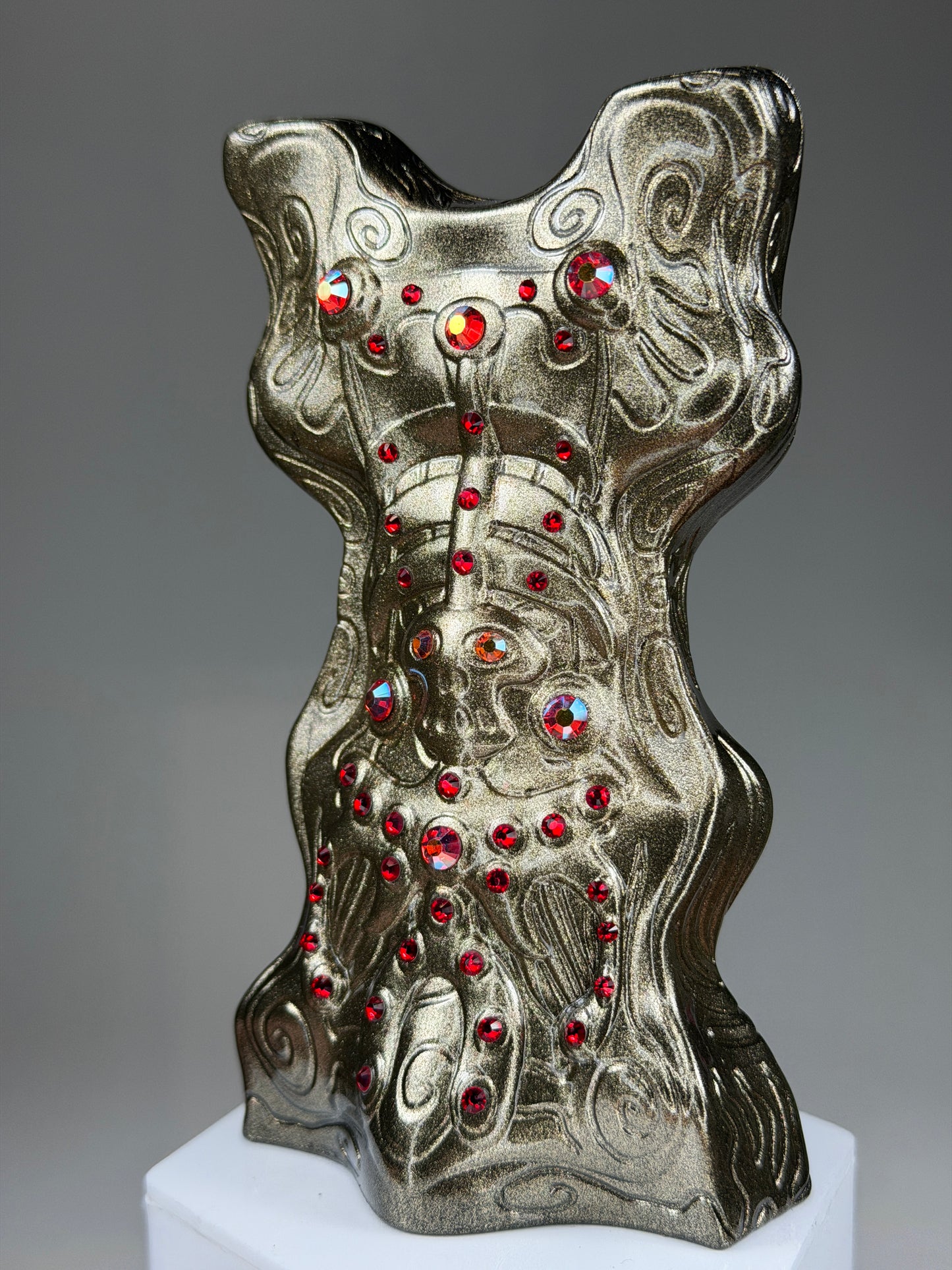 Bveeu Qe’bb: Mirrored Dark Chrome